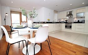 No 1 Under The Clock By Ssw - 1Br, Right In The City Centre, Sleeps 4